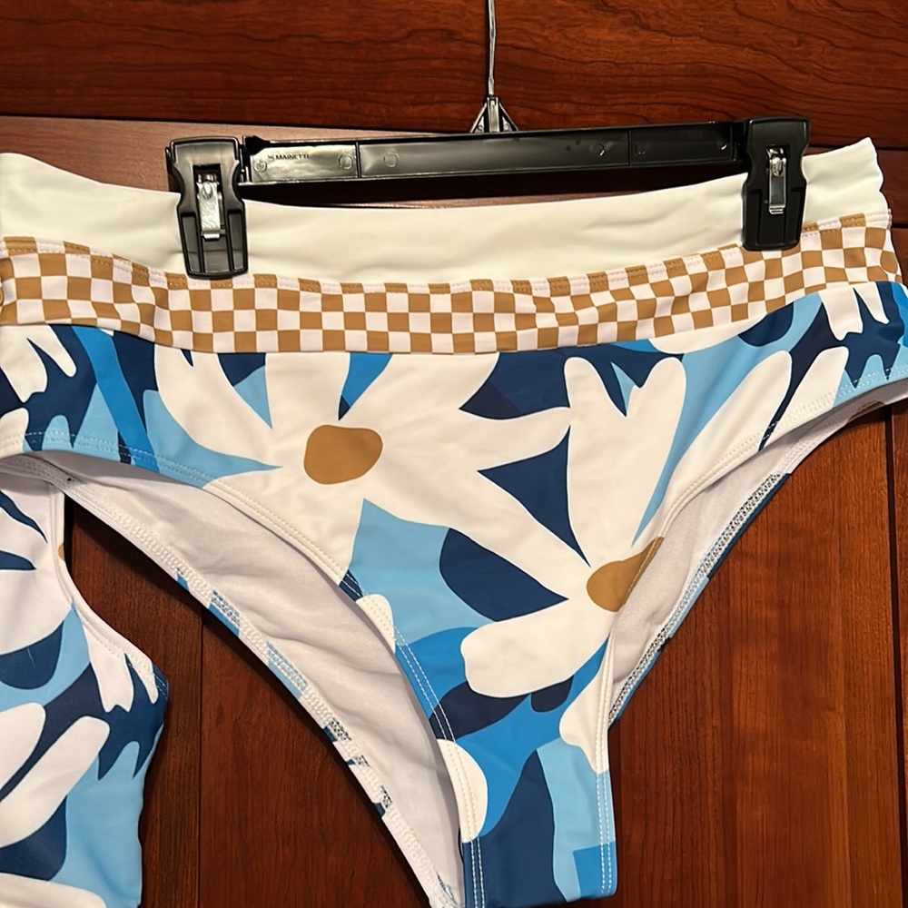 Bikini - Picture 3 of 8